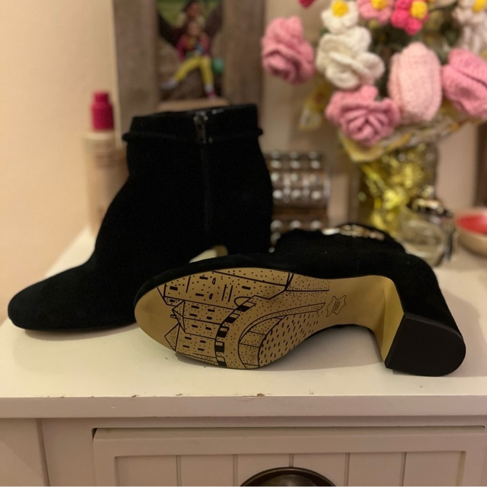 Bella Vita Black Ankle Booties Suede leather size 8.5M.